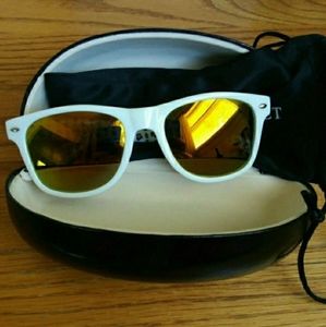 VICTORIA'S SECRET SUNGLASSES